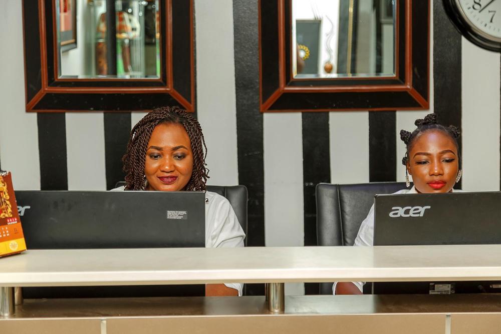 Apartment Royale Hotel & Suite Lagos Exterior foto
